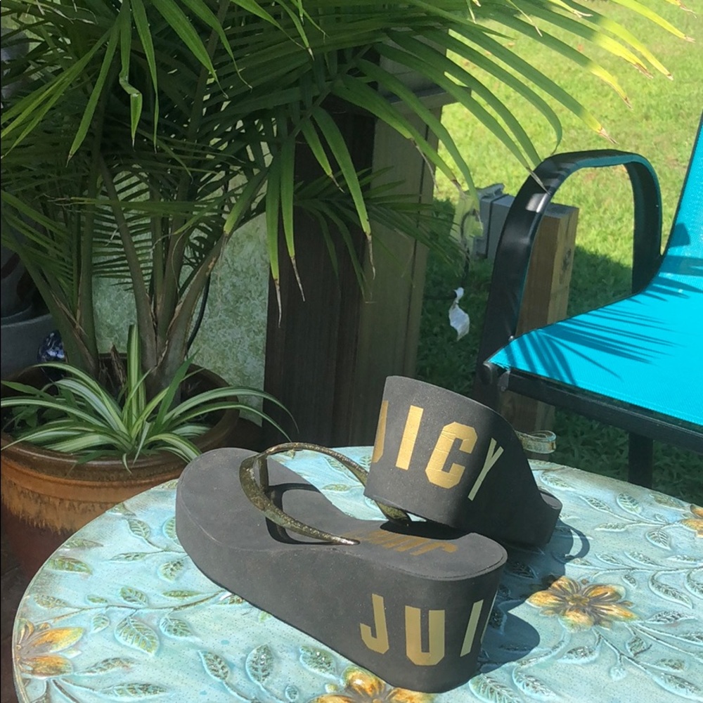 Juicy Couture Slippers - Picture 12 of 12